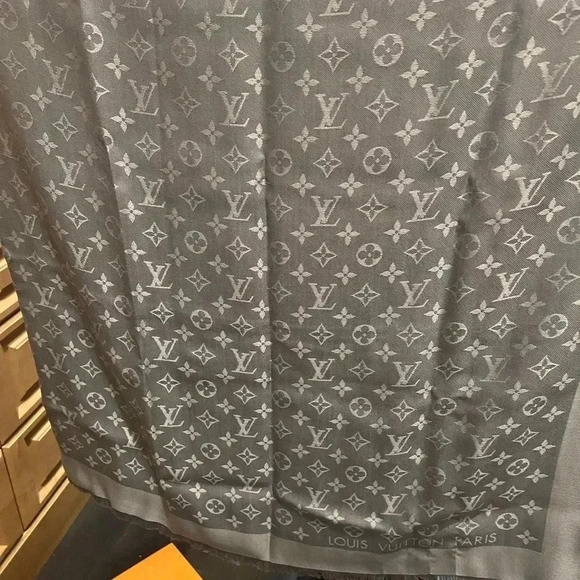Louis Vuitton VERONE Shawl - Picture 2 of 4